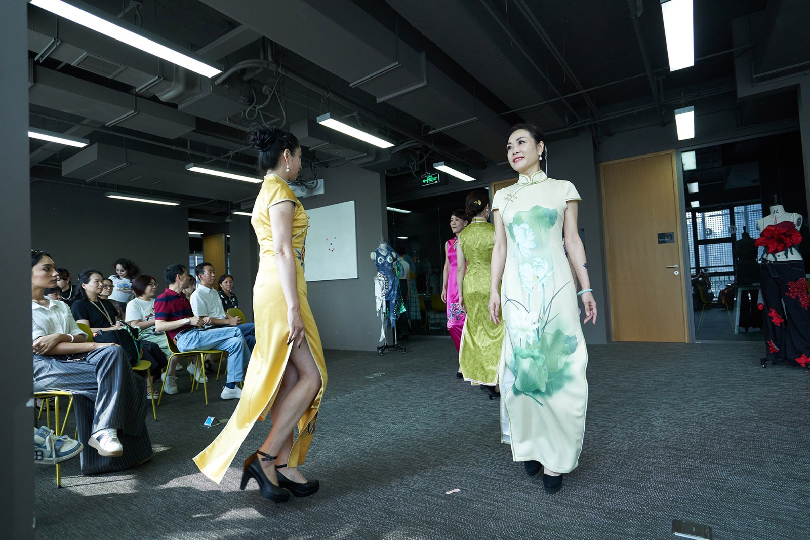推动绿色时尚，不忘育人初心 丨 SIFEC服装学院第六届服装设计成果展暨校友联谊会成功举行 第 4 张