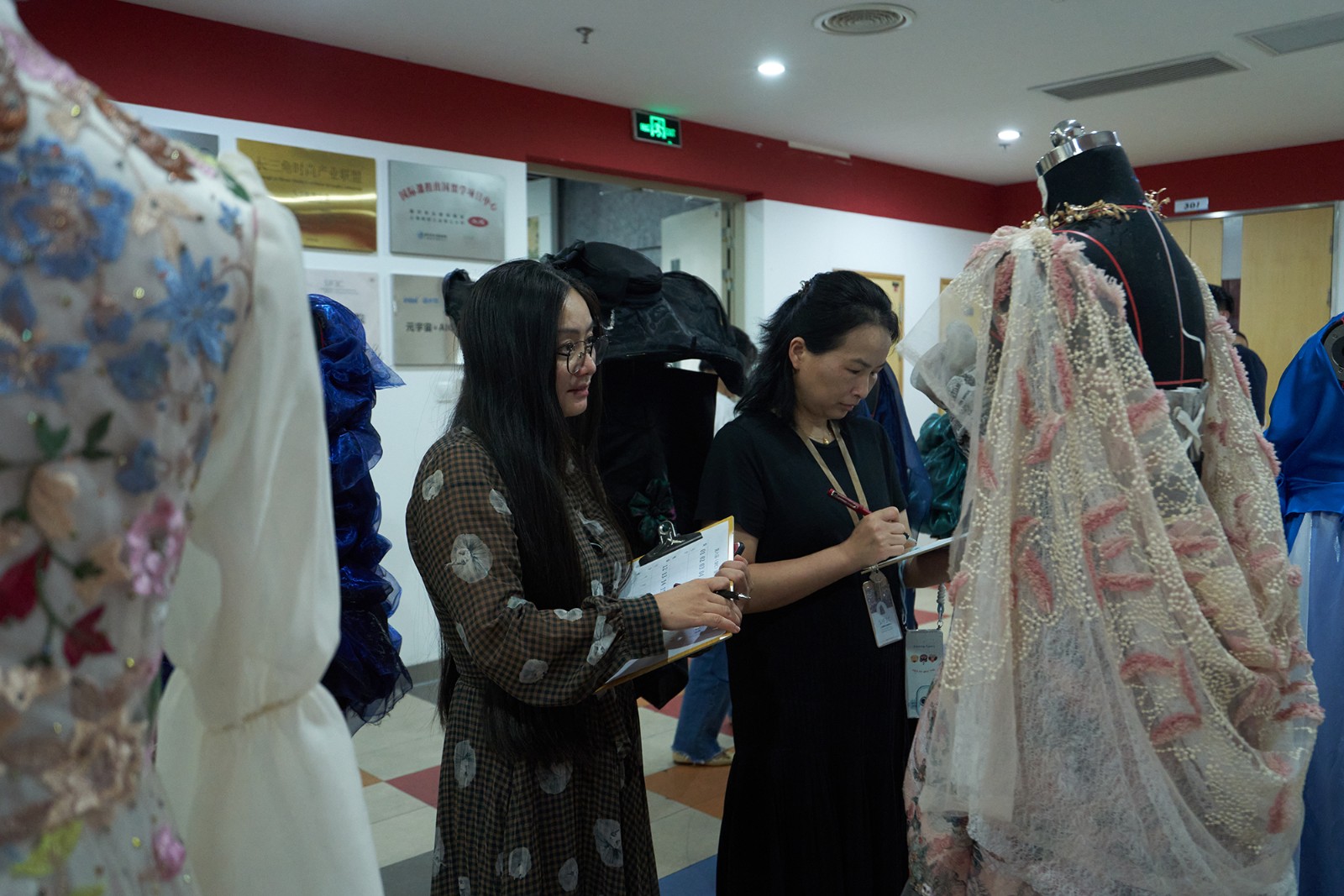 推动绿色时尚，不忘育人初心 丨 SIFEC服装学院第六届服装设计成果展暨校友联谊会成功举行 第 11 张